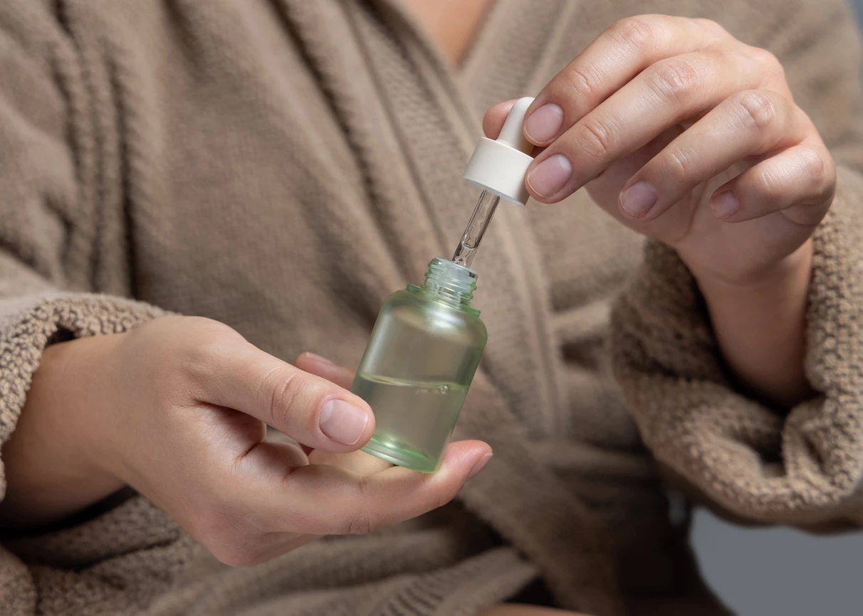 ###### Le rôle du sérum
Riche en humectants (comme l’acide hyaluronique) et en peptides biomimétiques, il agit comme une éponge intelligente : il capte l’eau apportée précédemment et la fixe dans les différentes couches de l’épiderme.