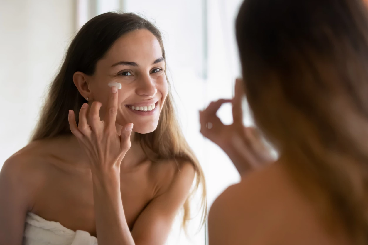 ###### Le rôle de la crème
Elle crée une barrière fine à la surface de la peau. Ce film protecteur non occlusif empêche la perte d’eau transépidermique (TEWL), tout en apportant du confort.