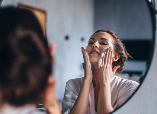 Faut-il vraiment se laver le visage matin et soir ?